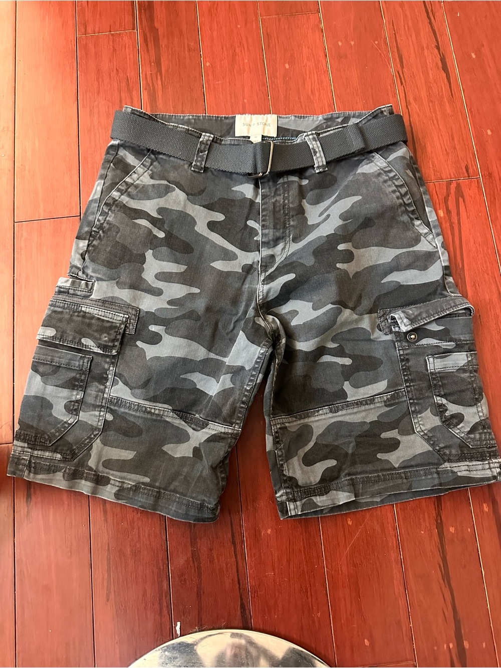 Sun + Stone Men’s Grey Camo Stretch Cargo Shorts with Belt Size 32 EUC